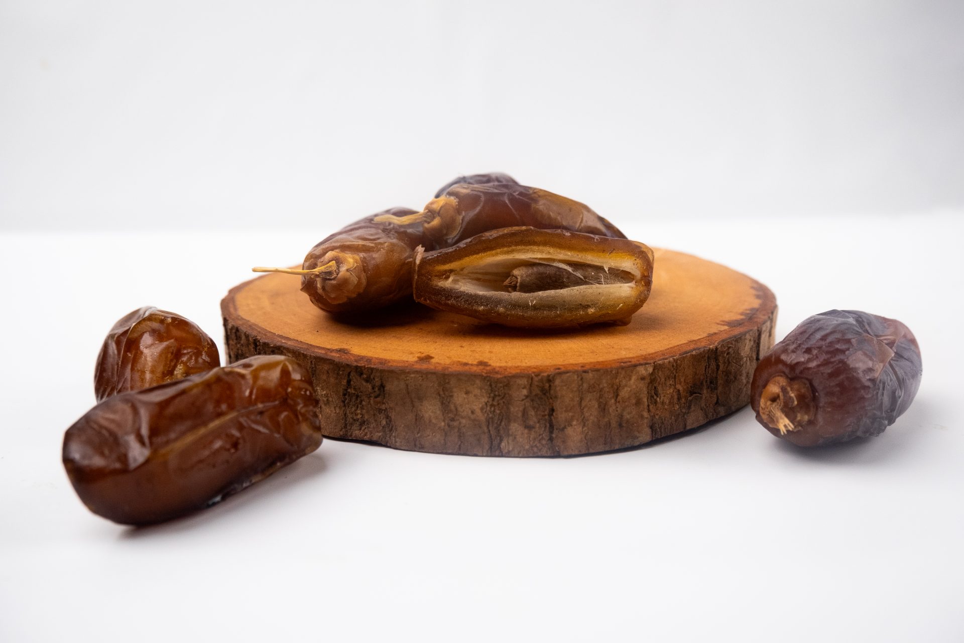 buah-kurma-dengan-tatakan-kayu