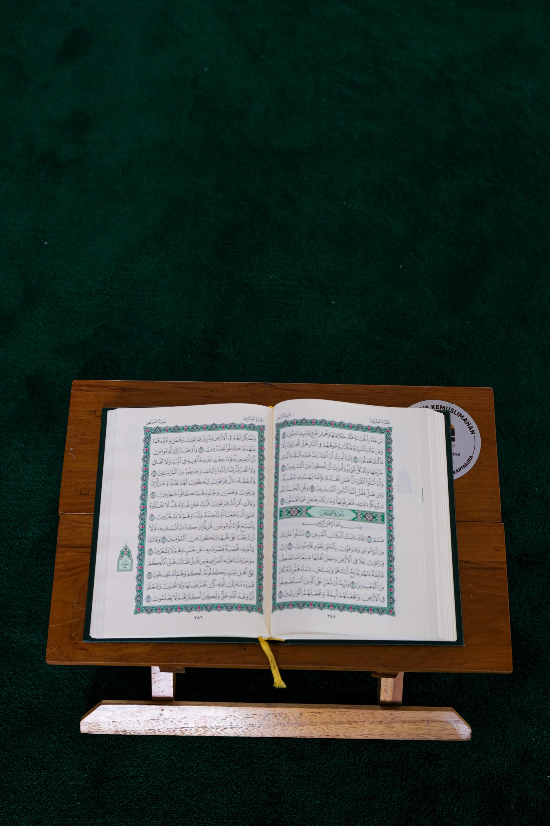 al-quran-di-meja-kecil-dengan-background-karpet-masjid