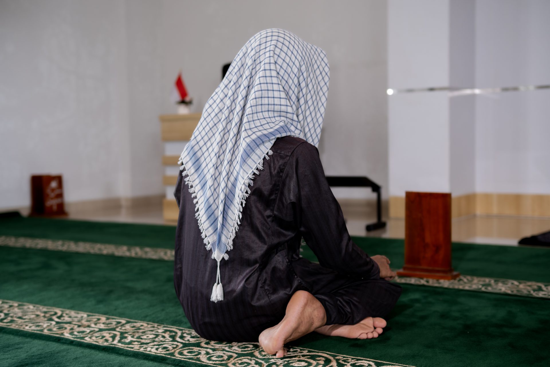 gerakan-shalat-tahyat-akhir-duduk-tawarruk